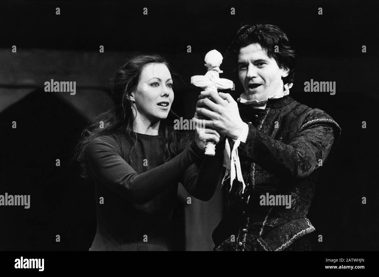 Jenny Agutter (Alice), Robert O'Mahoney (Mosby) à ARDEN DE FAVERSHAM par Anonyme dirigé par Terry Hands pour la Royal Shakespeare Company (RSC) à L'Autre Endroit, Stratford-upon-Avon, Angleterre en 1982. Terry Hands, directeur du théâtre et de l'opéra anglais, 1941 à 2020. Cofondateur du théâtre Liverpool Everyman en 1966, directeur co-artistique (avec Trevor Nunn) du RSC de 1978 à 1986, puis directeur artistique unique jusqu'en 1991. Directeur artistique de Clywd Theatr Cymru de 1997 à 2015. Banque D'Images