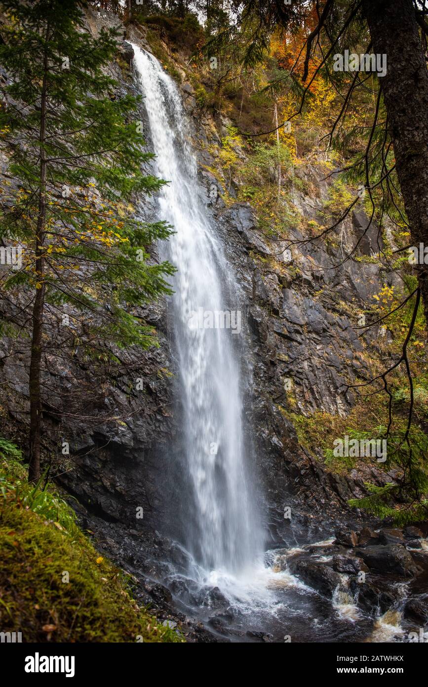 Les chutes de Plodda font partie du magnifique paysage de Glen Affric. Les chutes sont de 46 m de haut et se trouvent sur la rivière Allt na Bodachan. C'est peut-être le plus bel et bien Banque D'Images