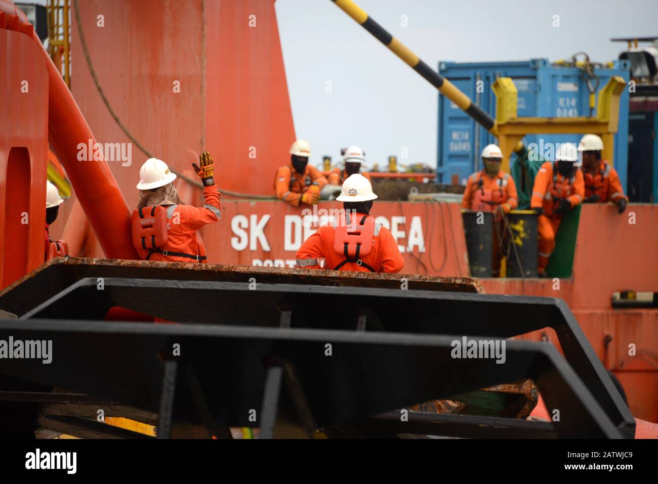équipage marin effectuant des opérations de manutention d'ancre en mer pour un bateau de travail à ancre à quatre points en mer Banque D'Images