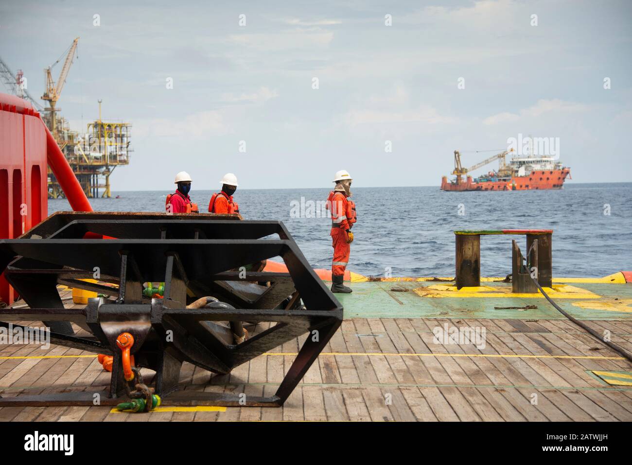 équipage marin effectuant des opérations de manutention d'ancre en mer pour un bateau de travail à ancre à quatre points en mer Banque D'Images