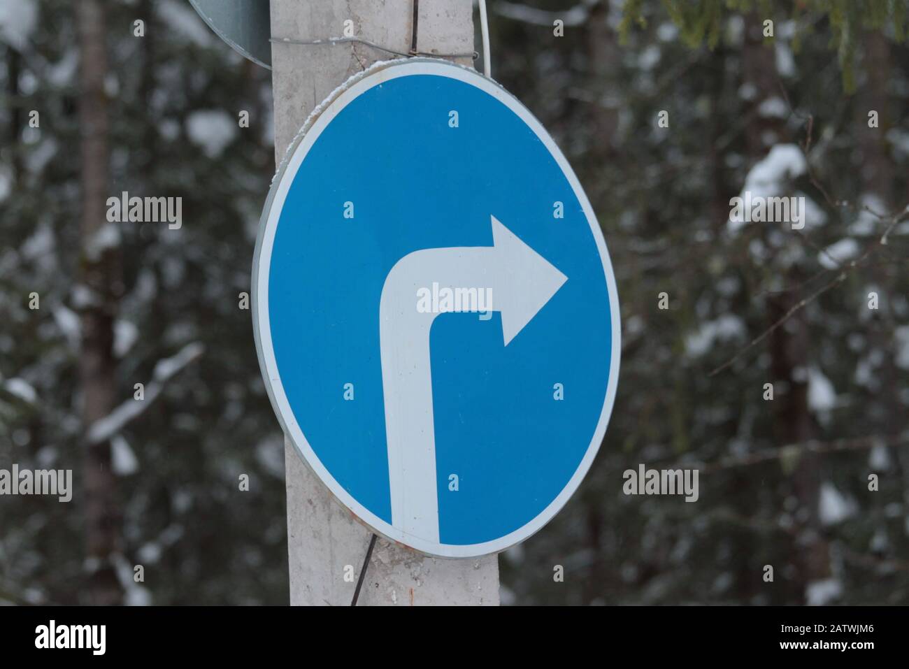Panneau de signalisation sur fond sombre. Transport sur l'autoroute. Concept de sécurité routière. Panneau de rue. Arrière-plan de voyage. Banque D'Images