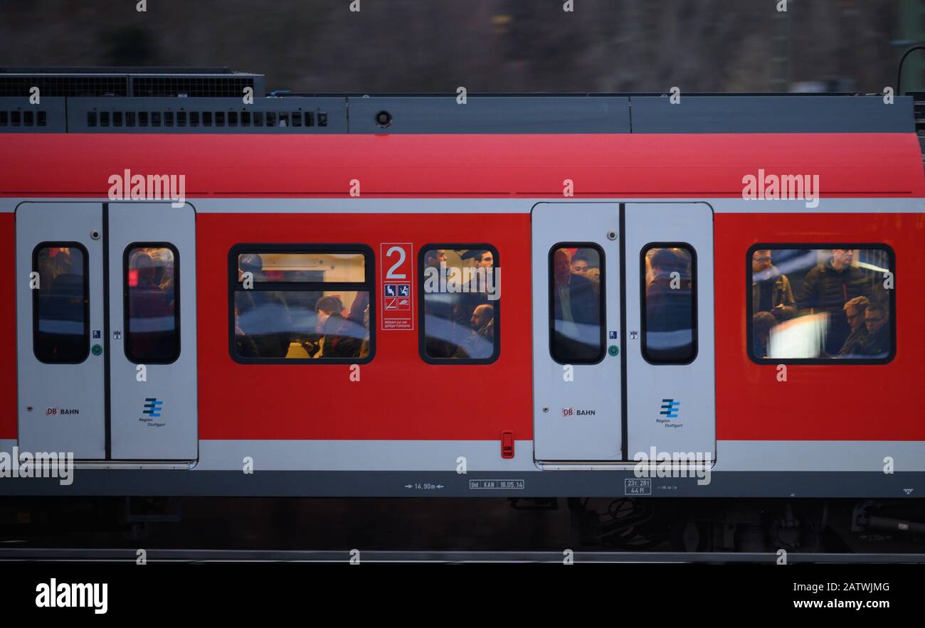 Stuttgart, Allemagne. 05 février 2020. Un tramway de la Deutsche Bahn circule sur les pistes. Crédit: Sebastian Gollnow/Dpa/Alay Live News Banque D'Images