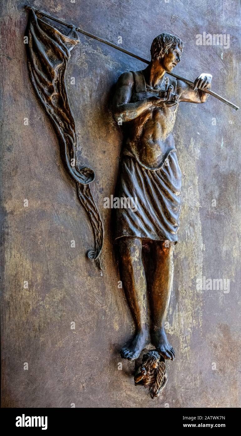 Italie Marche Jesi - Cathédrale de San Sépimius Bishop et martyr. Sculpture en bronze sur le portail thématique de la Christologie Banque D'Images