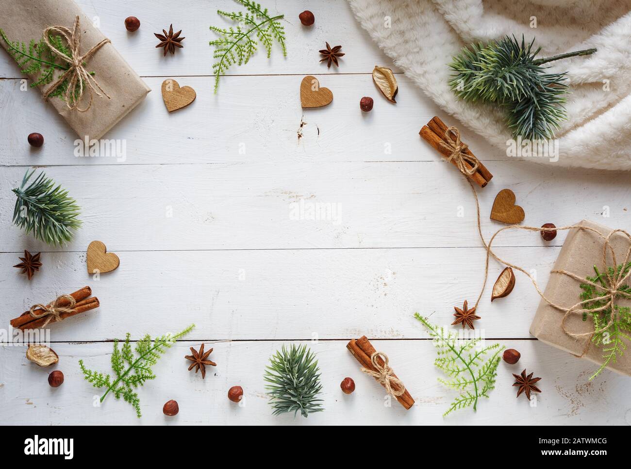 Fond plat. Les boîtes cadeaux sont emballées dans du papier artisanal et présentent un décor simple avec de la cannelle verte et des guavas sur un fond en bois Banque D'Images