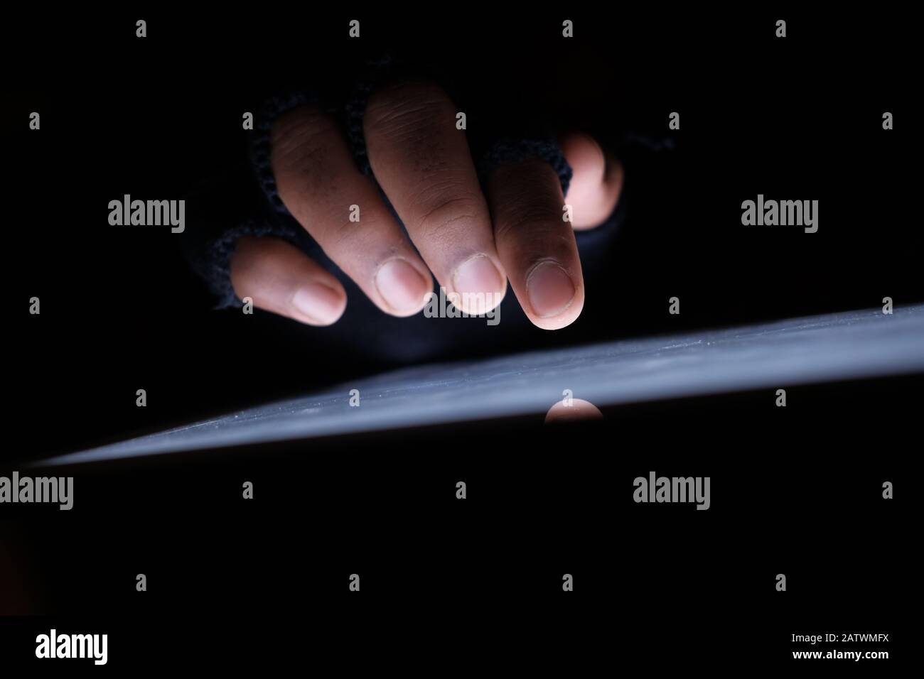 hacker à la main sur une tablette numérique Banque D'Images