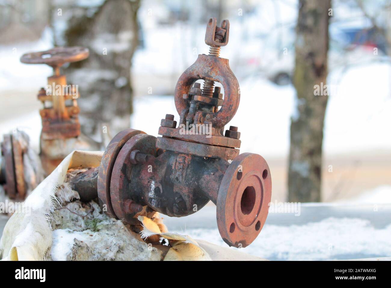Ancienne vanne d'arrêt rouillée sur un tuyau de chauffage sur fond d'hiver  Photo Stock - Alamy