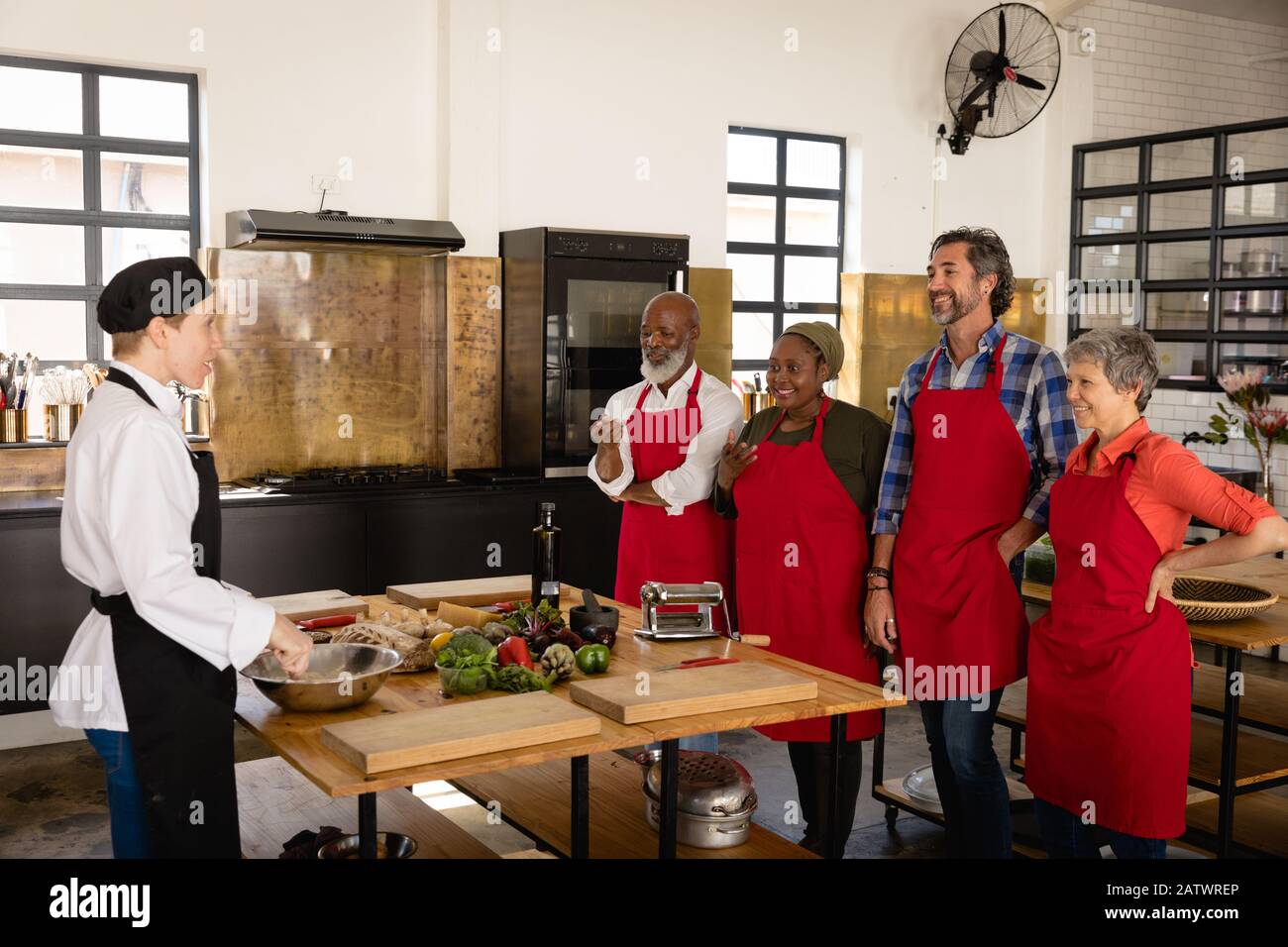Chef expliquant pendant la cuisson Banque D'Images