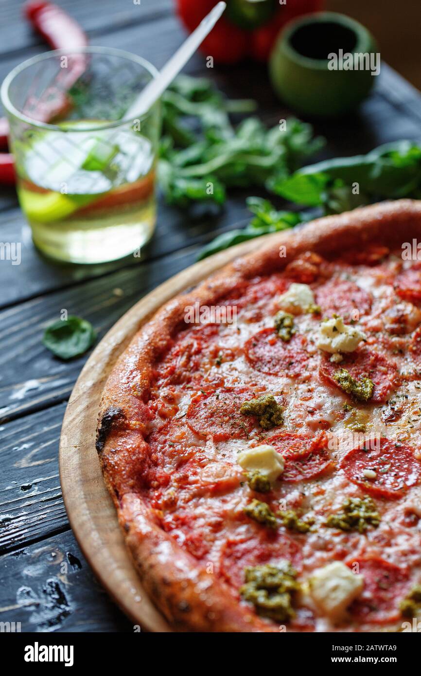 Photos de pizzas à base de pâte non traditionnelle et divers ingrédients pour la fabrication de pizzas. Banque D'Images