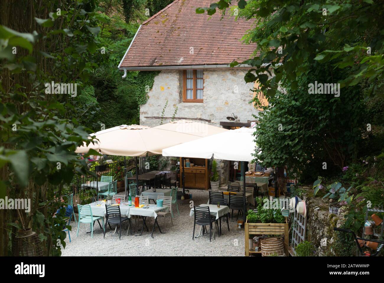 Restaurant café appelé l'ail des Ours à Chanaz; commune française, située dans le département de Savoie et la région Auvergne-Rhône-Alpes, dans le sud-est de la France. (112) Banque D'Images