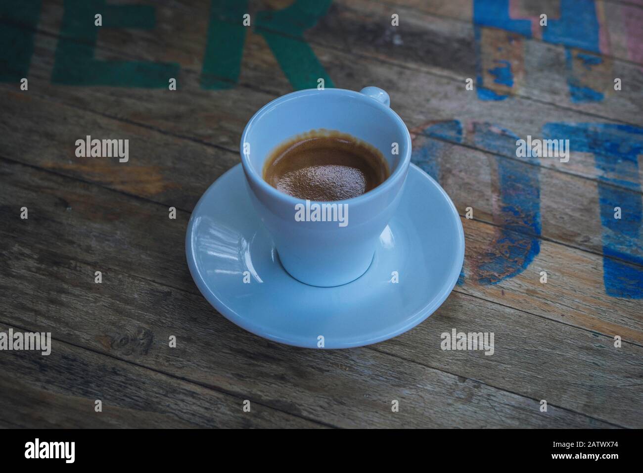 Espresso sur une table de palettes Banque D'Images