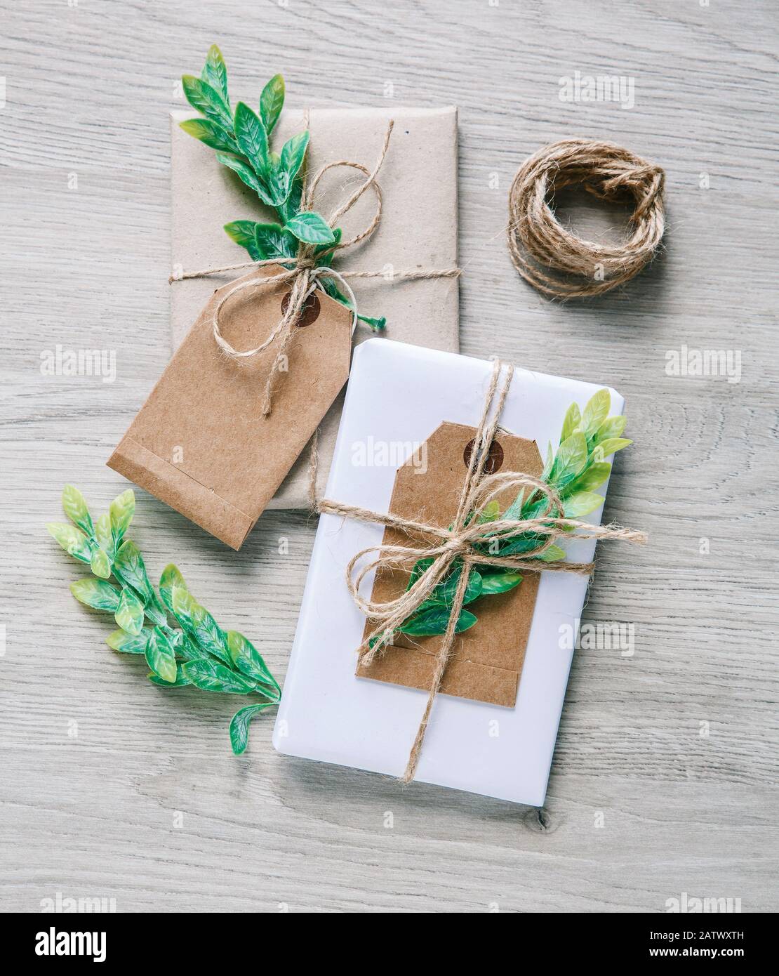 Boîtes cadeaux de style naturel fabriquées à la main avec cordon de chanvre rustique. Banque D'Images