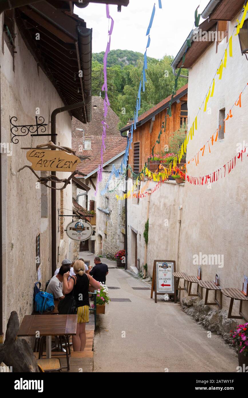 Rue étroite avec brasserie arstisanal / bar / café-bar sur la colline de Chanaz; commune française, située dans le département de Savoie, dans la région Auvergne-Rhône-Alpes, dans le sud-est de la France. (112) Banque D'Images