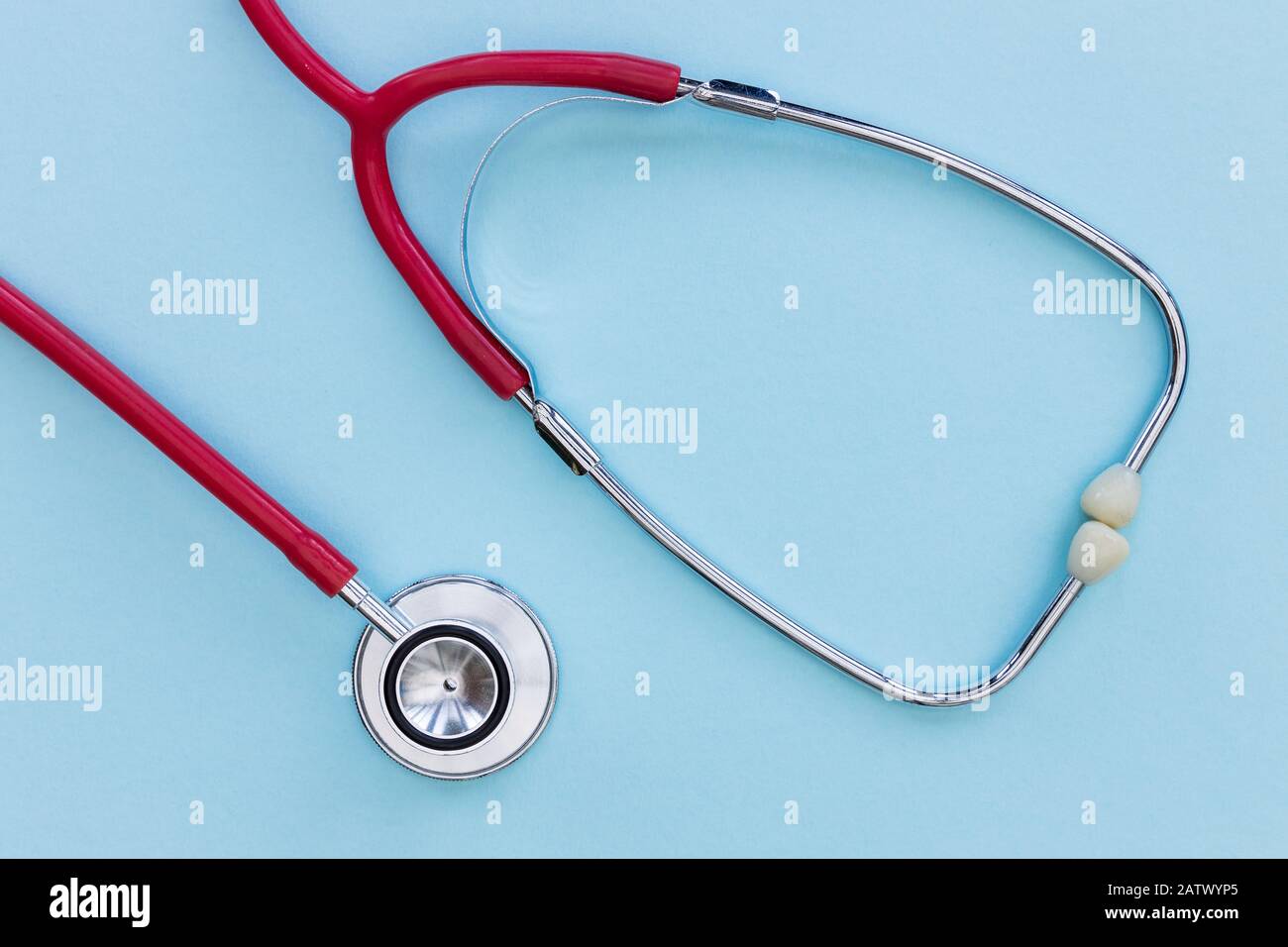 Stéthoscope rouge sur fond bleu vue du dessus concept minimal de santé du médecin Banque D'Images