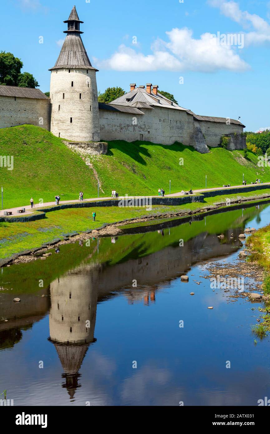 Pskov, une promenade le long du mur de la forteresse sur la rive de la rivière Pskova, un endroit populaire pour marcher Banque D'Images