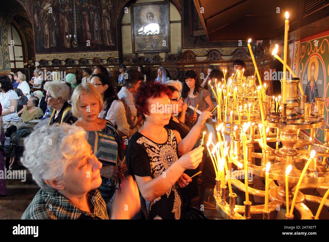 Femme signe la croix et prie dans l'église de Sofia, Bulgarie, le 27 juillet 2012. Banque D'Images