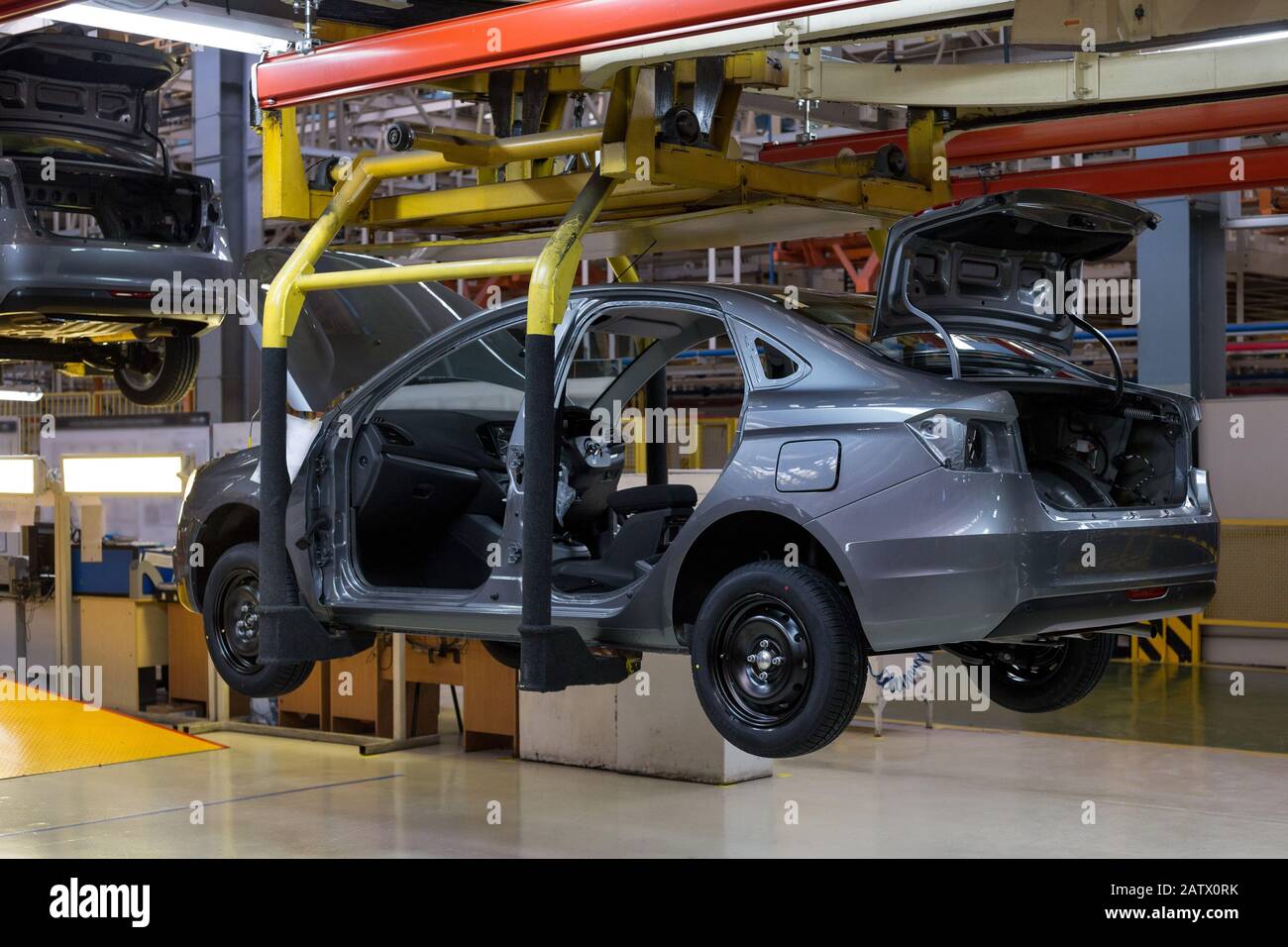 Russie, Izhevsk - 14 Décembre 2019: Usine Automobile Lada Izhevsk. Les corps de voitures neuves après avoir peint sur la ligne de convoyeur. Atelier d'assemblage. Banque D'Images