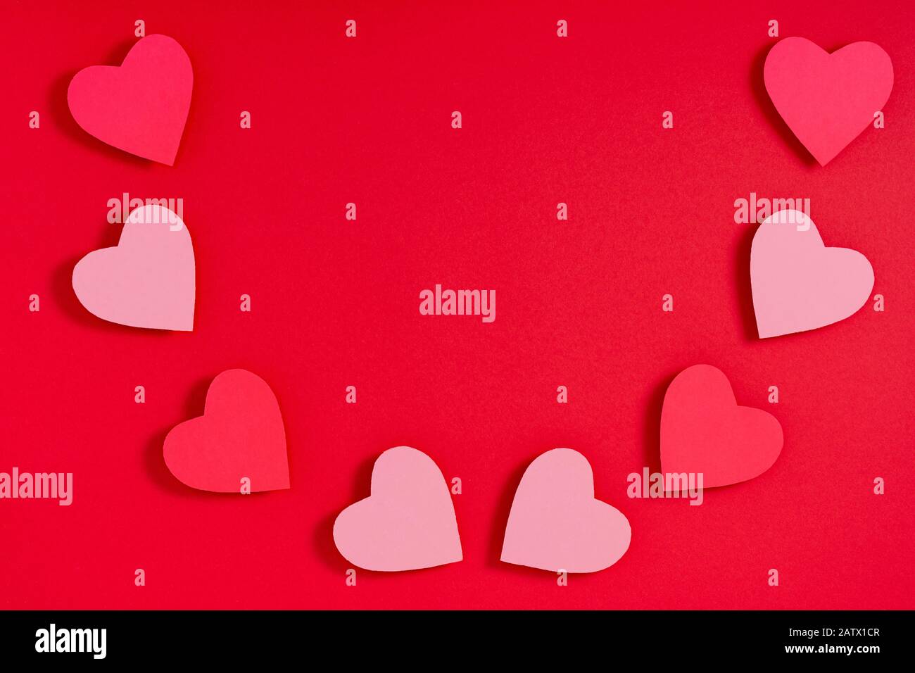 Coeurs de Saint-Valentin sur la surface rouge. Présent, surprise, félicitations. Vue de dessus, plan plat, de dessus, espace de copie Banque D'Images