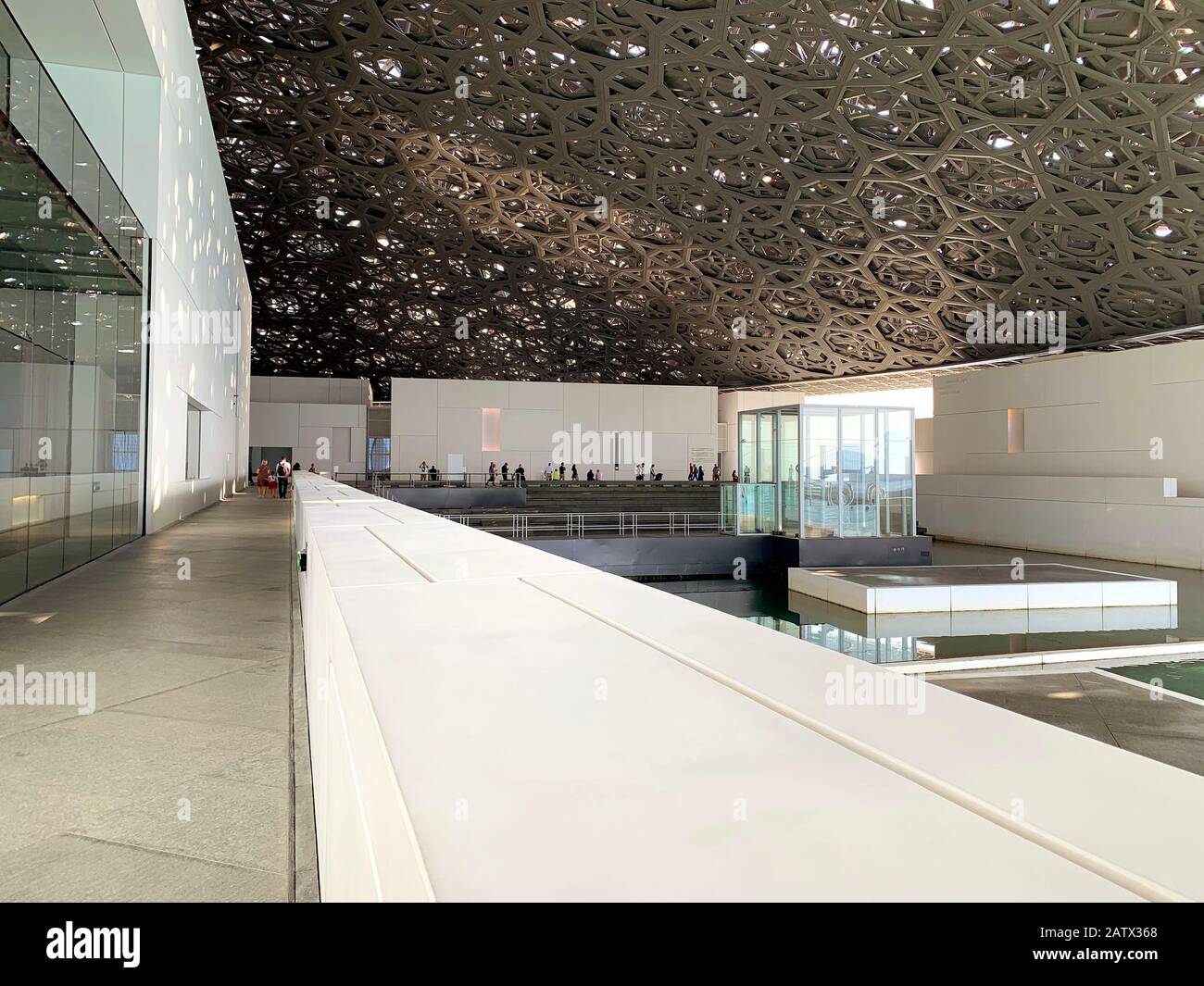 Abu Dhabi / Emirats Arabes Unis - 3 janvier 2019 : Musée du Louvre à Abu Dhabi. Vue sur l'intérieur du beau musée du Louvre avec « pluie de lumière ». Banque D'Images