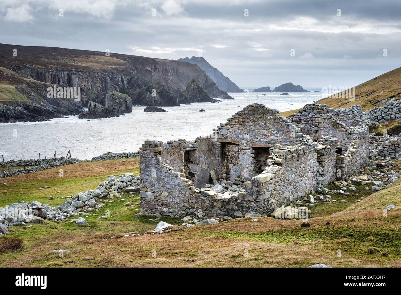 Les ruines d'une vieille pierre de famine construit cottage sur une partie éloignée de la côte ouest des Irelands dans le comté de Donegal Banque D'Images
