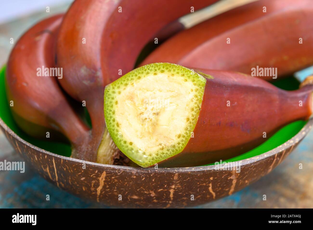 Un bouquet de bananes rouges mûres se rapprochez dans un bol Banque D'Images