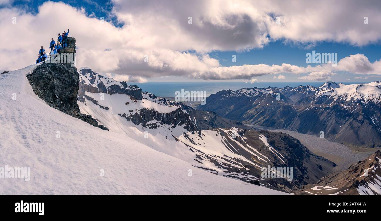 Des scientifiques en voyage glaciaire pour prendre des échantillons et des mesures, Vatnajokull Ice Cap, Vatnajokull National Park, Islande. Banque D'Images