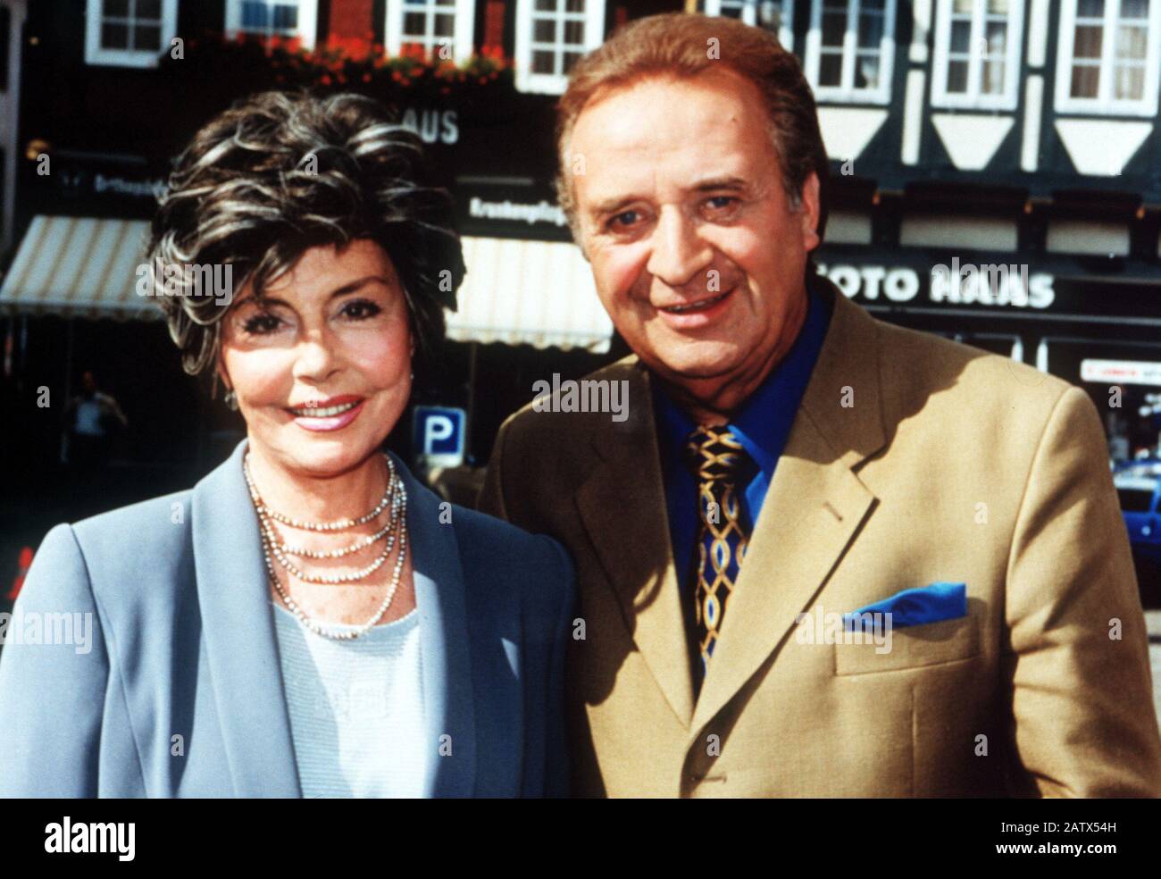 Kein SCHÖNER LAND - Diesmal begrüßt Kammersänger und Moderator GÜNTER WEWEL seine Gäste in der Lüneburger Heide, darunter Stargast SONJA ZIEMANN, die mit ihrem Film 'Grün ist die Heide' an der Seite von Rudolf Prack große Erfeierte..., Allemagne. Kein SCHÖNER LAND - Cette fois-Ci, la chanteuse de chambre et la chanteuse GÜNTER WEWEL accueille ses invités dans le Lüneburger Heide, parmi eux la Star invitée SONJA ZIEMANN, qui a célébré le grand succès avec son film "Grün ist die Heide" aux côtés de Rudolf Prack..., Allemagne 1999. Banque D'Images