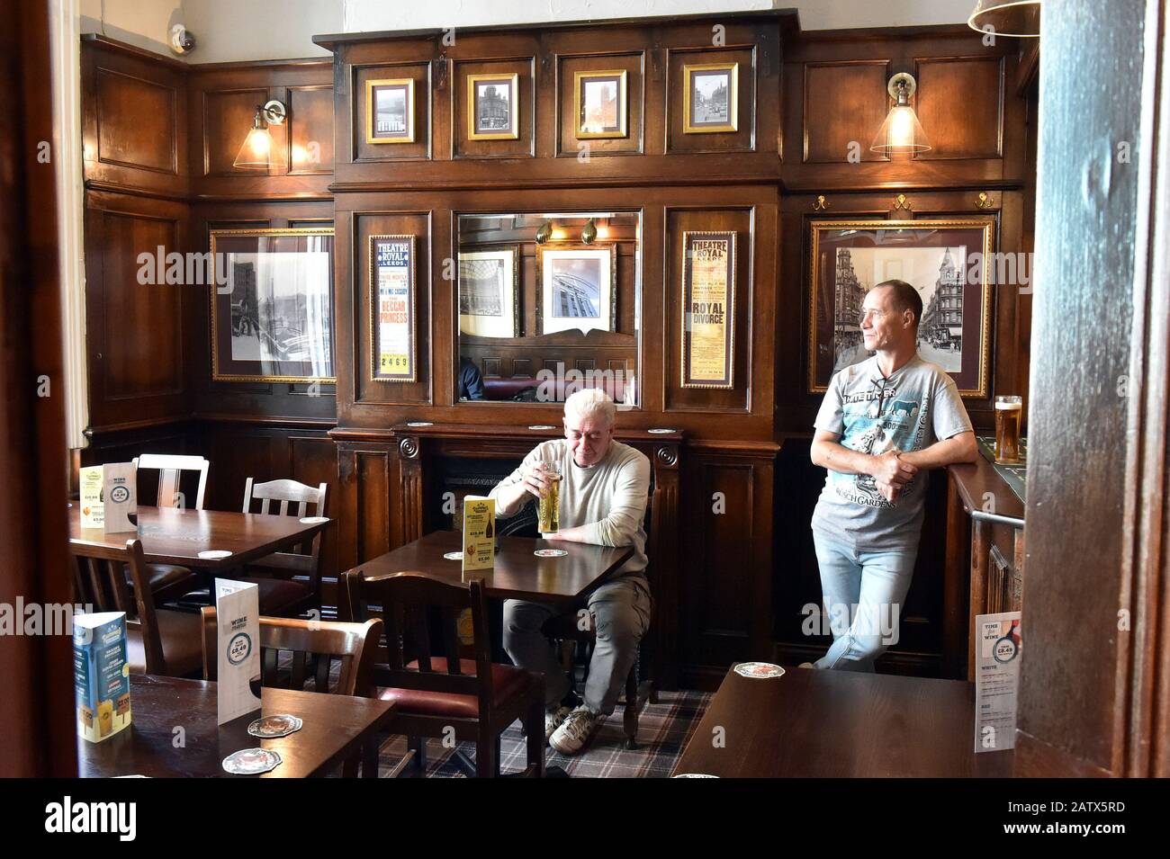 Intérieur d'un pub britannique traditionnel avec 2 punters buvant à Leeds UK Banque D'Images
