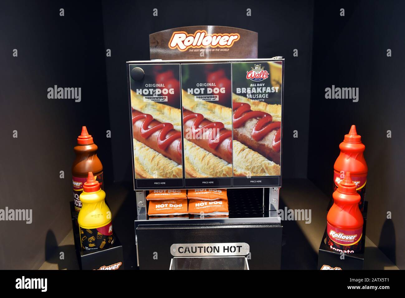 Machine pour hot dog dans un garage, Royaume-Uni Banque D'Images