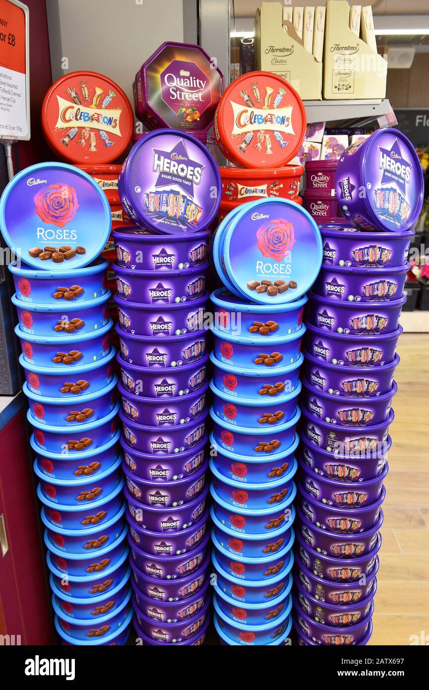 Piles de boîtes de chocolat dans un supermarché Banque D'Images