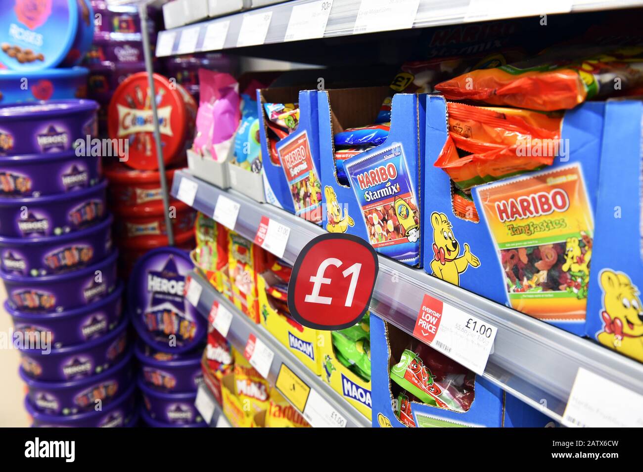 Bonbons à vendre dans un supermarché pour 1 £ Banque D'Images