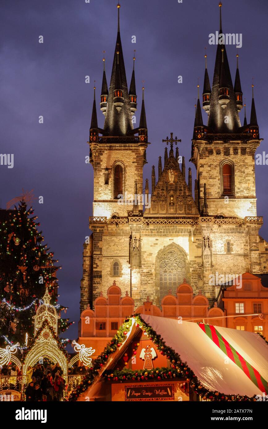 Tours de l'église notre-Dame dans une soirée claire de décembre dans la vieille ville de Prague, en République tchèque Banque D'Images