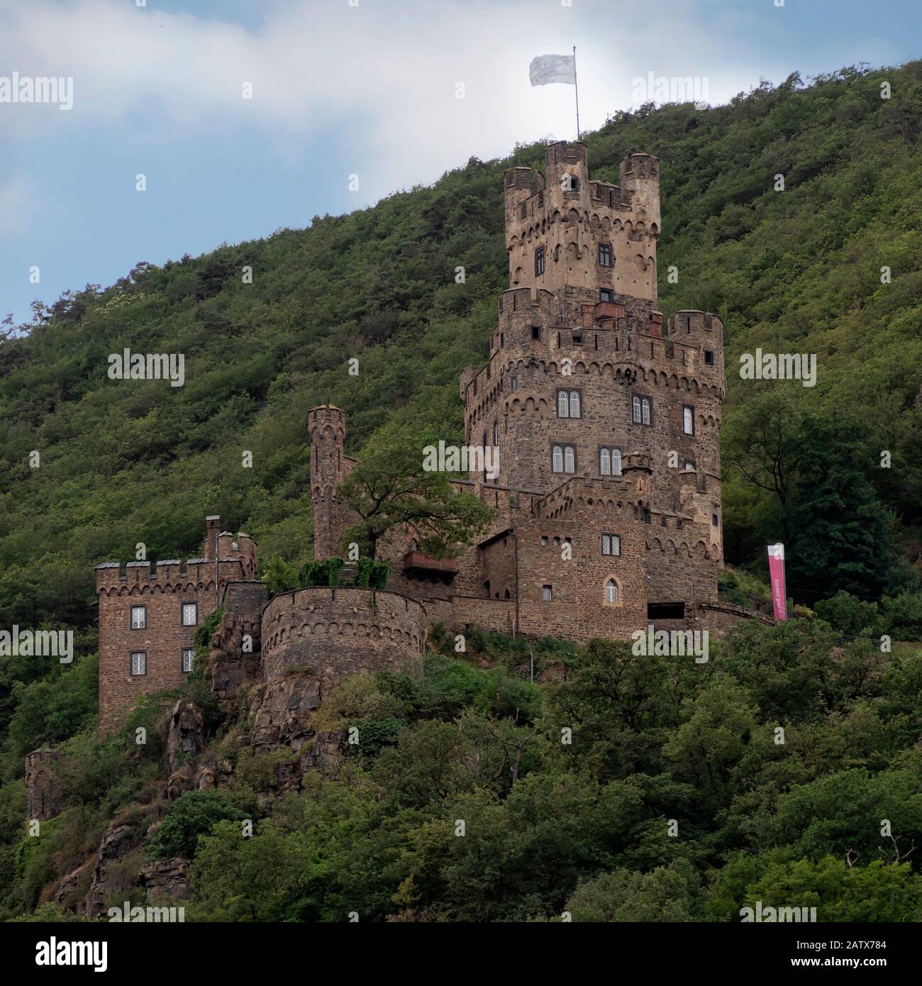 NIEDERHEIMBACH, ALLEMAGNE - 06 JUILLET 2019 : vue sur le château de Sooneck depuis le Rhin Banque D'Images