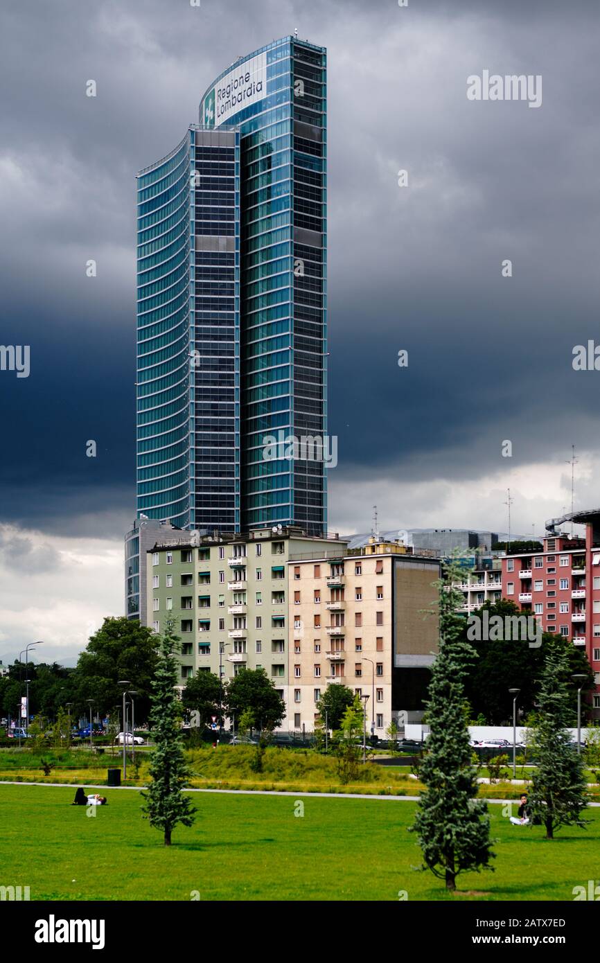 La tour Regione Lombardia (161 m, 528 ft, 43 étages) à voir du parc municipal Biblioteca degli Alberi dans un ciel gris avant un orage, Milan, Italie Banque D'Images