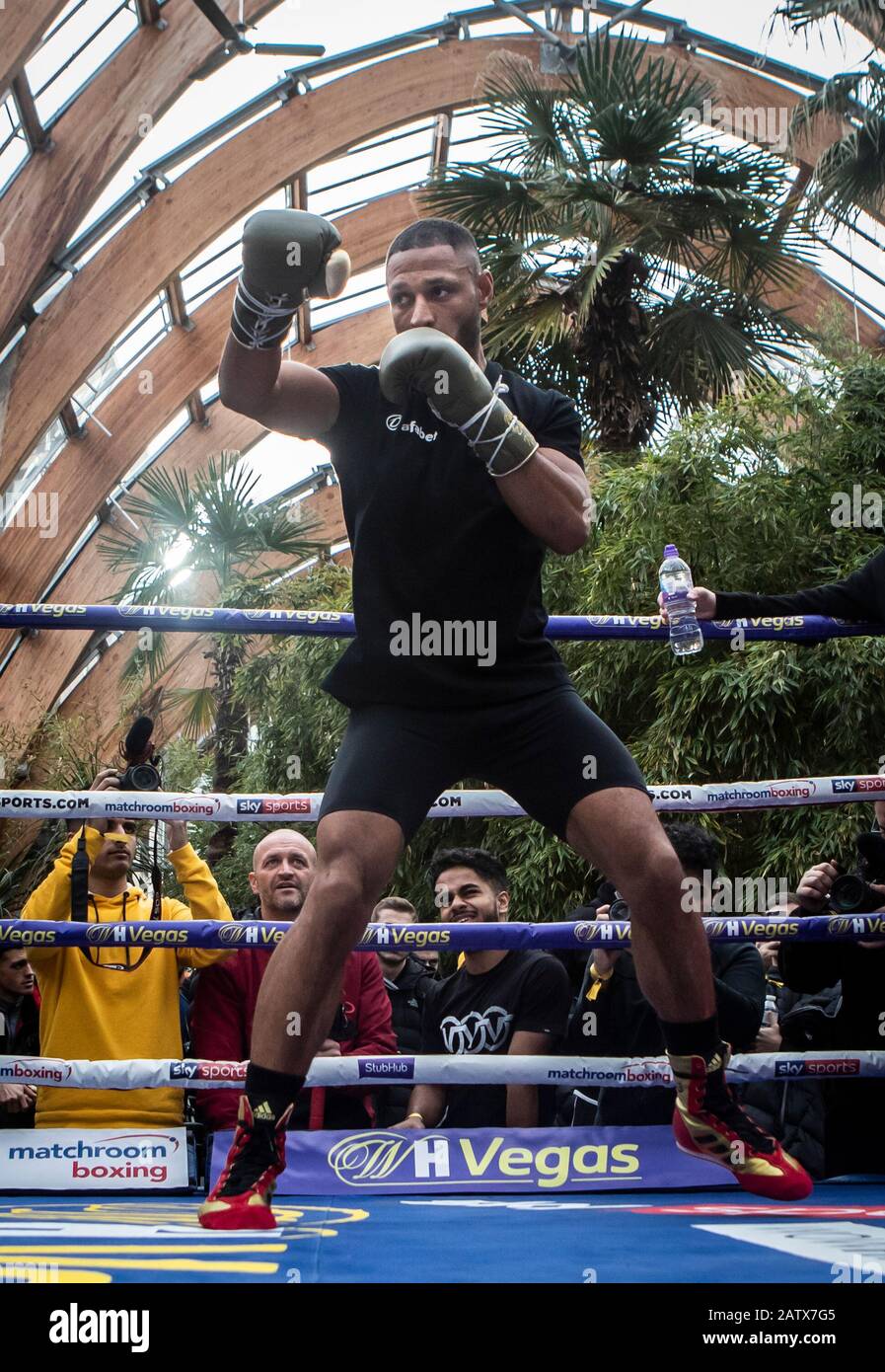 Kell Brook lors de l'entraînement public au Winter Garden, à Sheffield. Banque D'Images