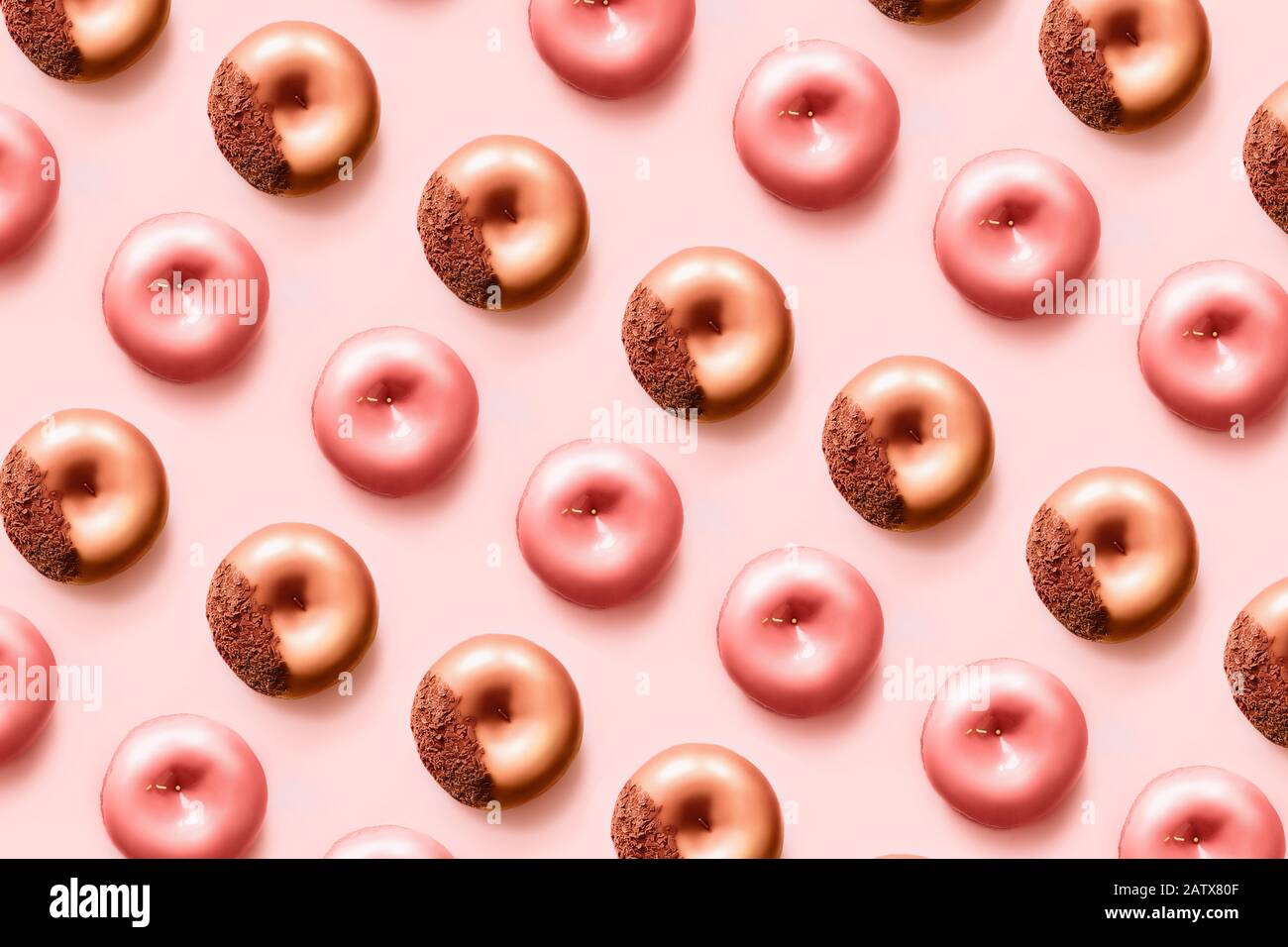 Motif de d onuts avec glace et chocolat sur fond rose pastel. Beignets sucrés. Banque D'Images