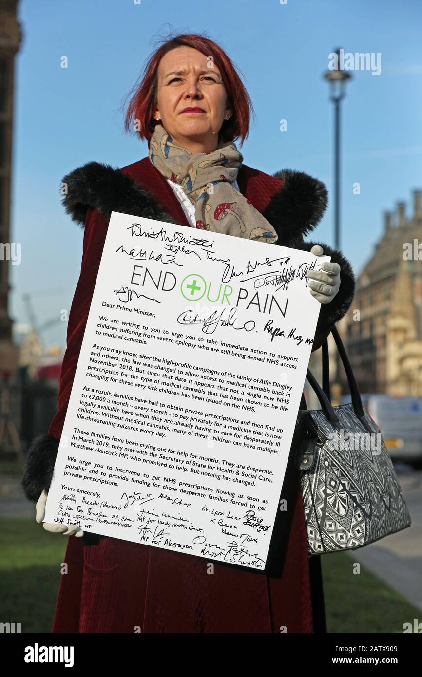 Le docteur Callie Seaman, un cannabiste advocat médicinal, tenant un message signé par divers députés de Old Palace Yard, Westminster, comme les familles avec des enfants sévèrement épileptiques se présentent dans une pétition au 10 Downing Street, Londres, appelant à l'accès au cannabis médical sur le NHS. Banque D'Images