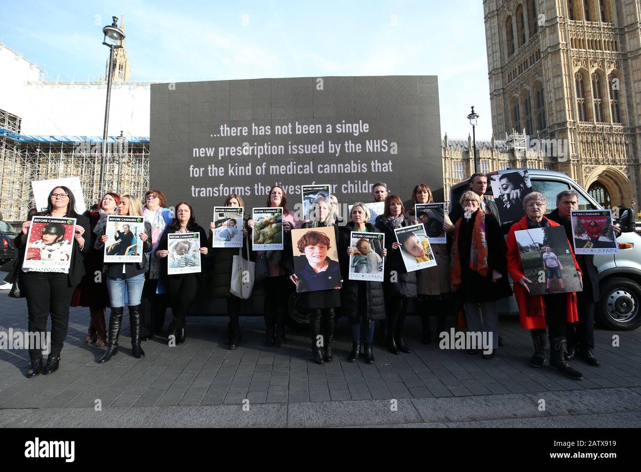 Les activistes tiennent des pancartes devant une fourgonnette affichant une vidéo dans Old Palace Yard, Westminster, alors que les familles avec des enfants gravement épileptiques se présentent dans une pétition au 10 Downing Street, Londres, appelant à l'accès au cannabis médical sur le NHS. Banque D'Images