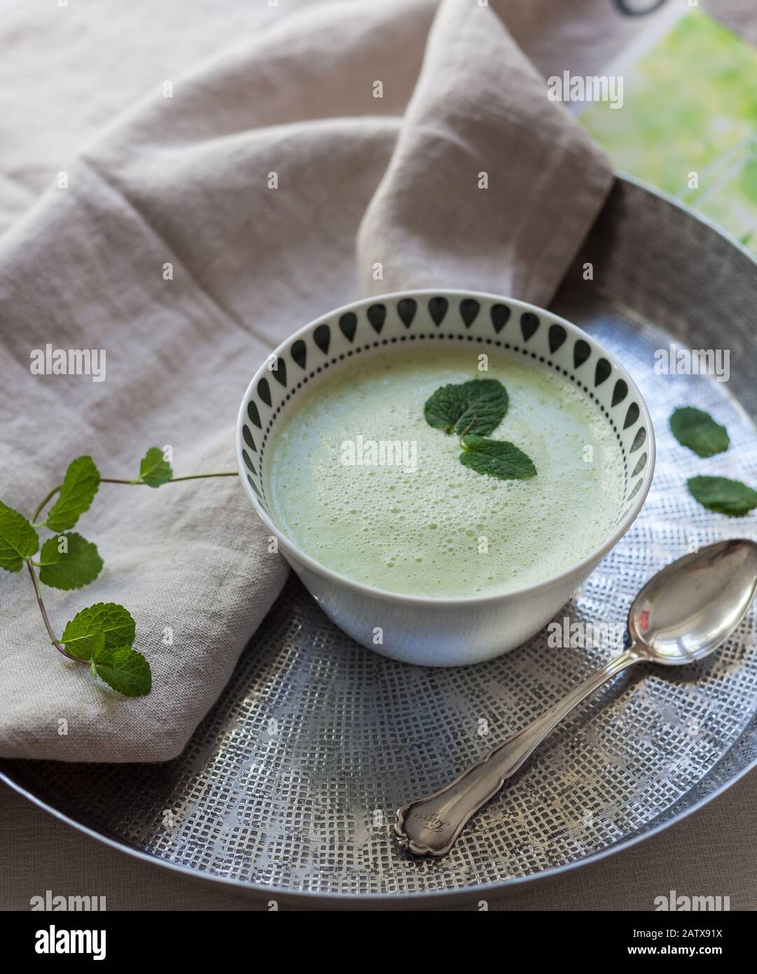 Soupe froide de concombre fraîche à la menthe Banque D'Images