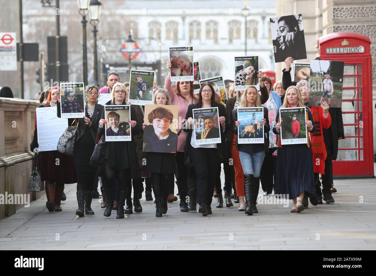 Les familles avec des enfants gravement épileptiques qui détiennent des pancartes mars à Downing Street, Londres, de remettre une pétition appelant à l'accès au cannabis médical sur le NHS. Banque D'Images