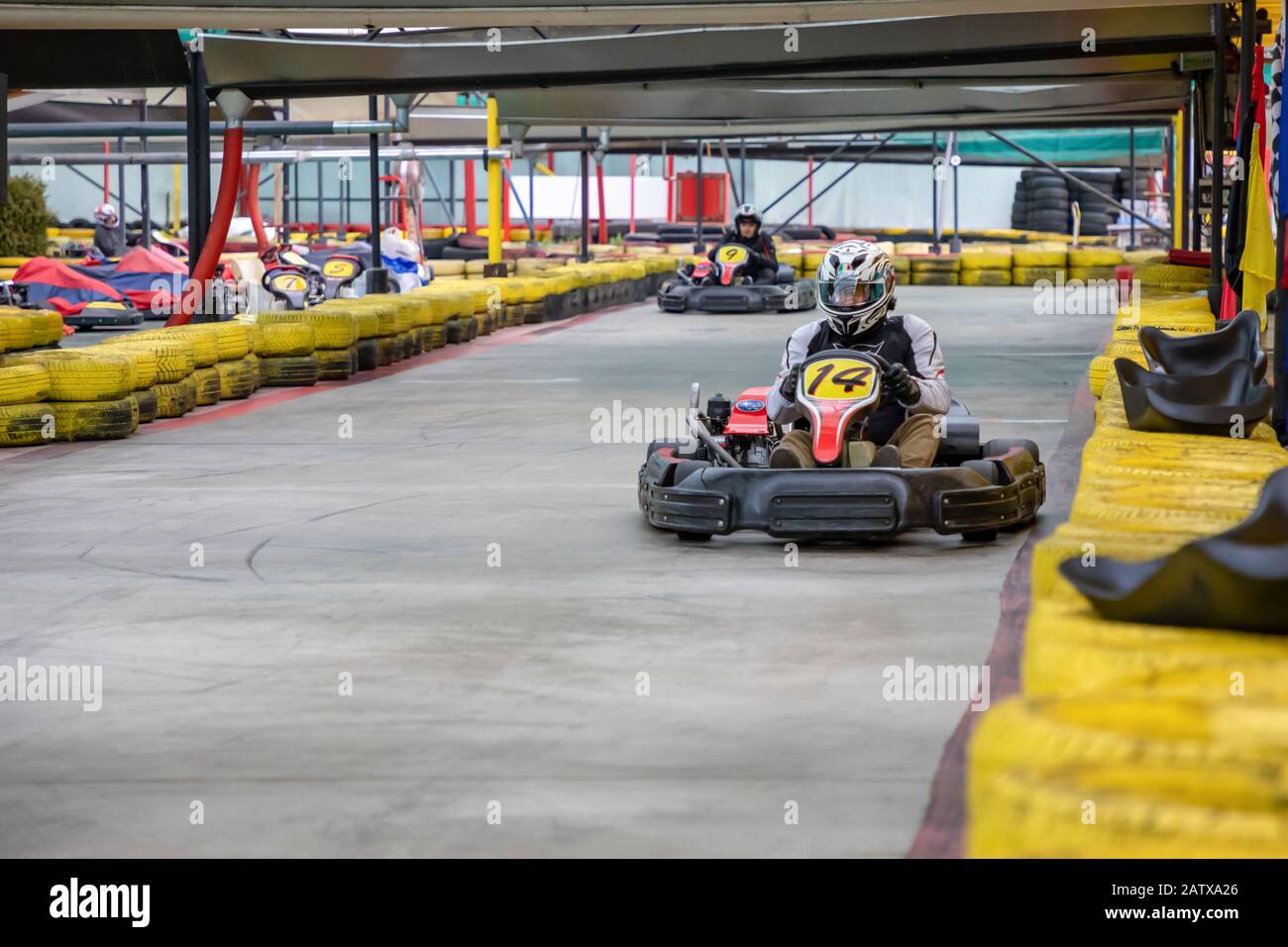 Prague, République tchèque - 02.02.2020: Les coureurs de karting luttant sur le circuit dans le circuit de Go-kart intérieur à Prague, République tchèque Banque D'Images