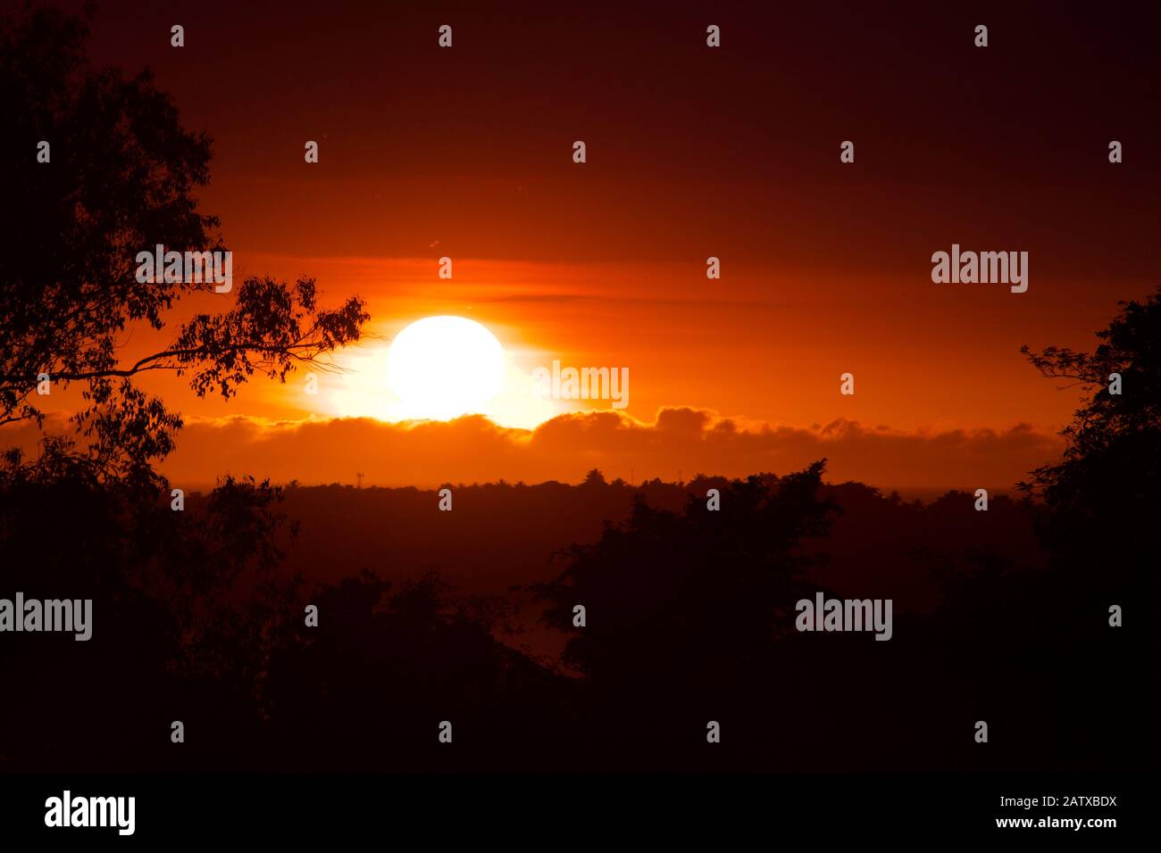 Lever de soleil coloré à Anchieta, État de Espirito Santo, Brésil Banque D'Images