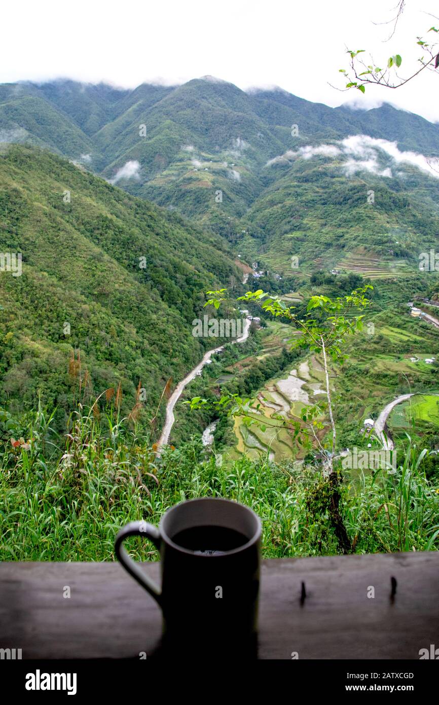 Tôt le matin avec café et vue sur la terrasse de riz Banque D'Images