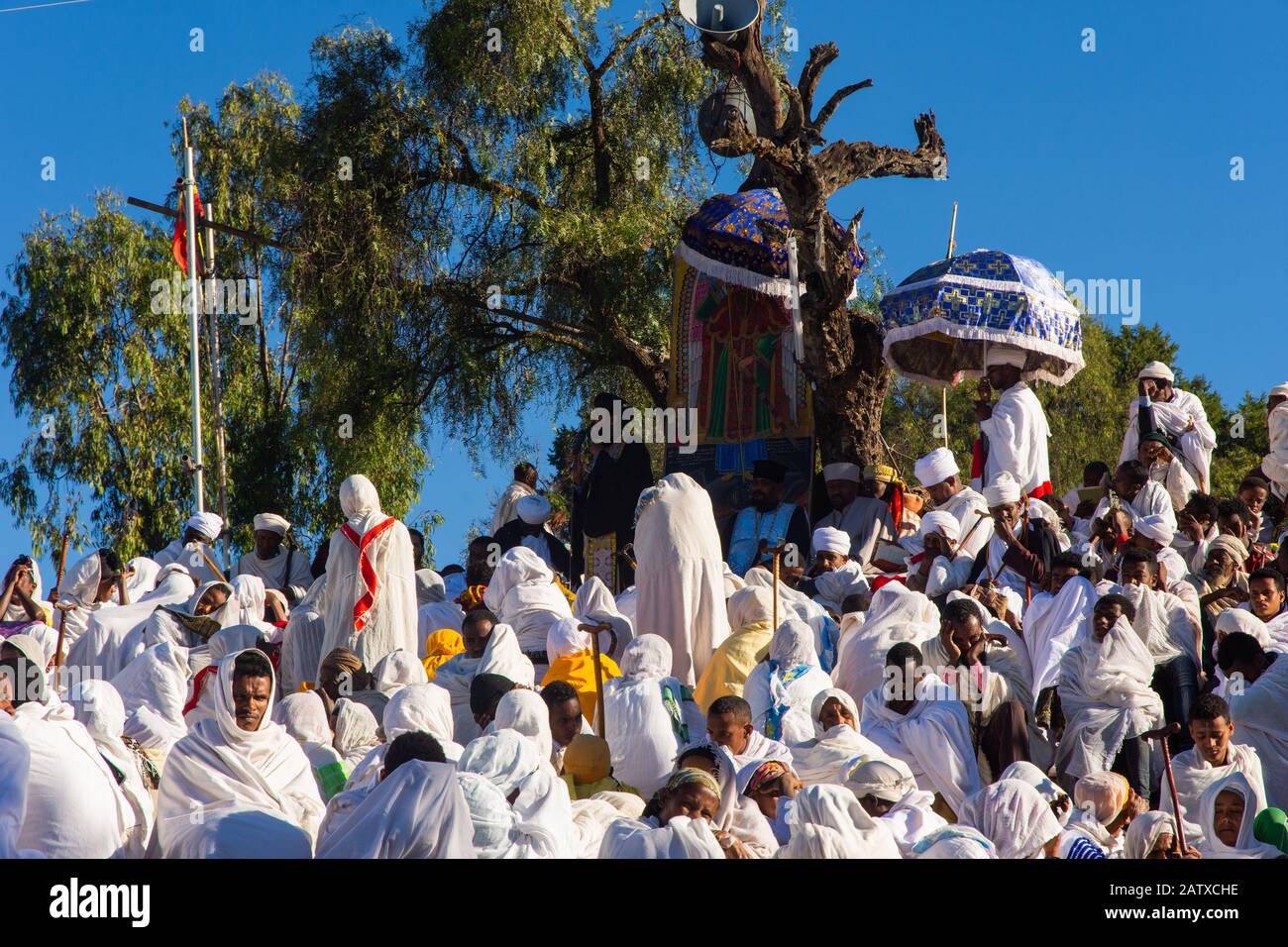 Lalibela, Ethiopie - Nov 2018: Foule de pèlerins vêtus de couleurs blanches éthiopiennes traditionnelles se rassemblant à l'extérieur des églises souterraines de Lalibela. Banque D'Images