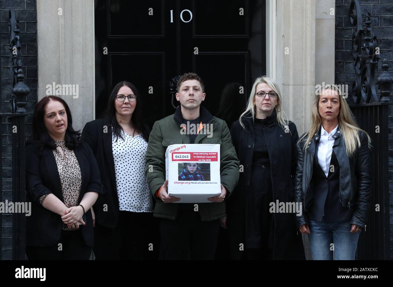 (De gauche à droite) Lauren Abernethy, Joanne Griffiths, Anthony Clarry, Karen Gray et Dee Morris présentent une pétition au 10 Downing Street, Londres, demandant l'accès au cannabis médical sur le NHS. Banque D'Images