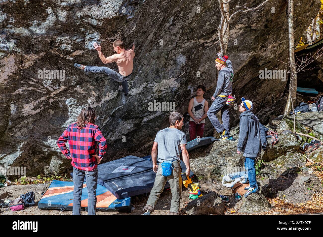 Les gars pratiquent l'escalade sur le rocher naturel au parc national Notch de Smuggler. Banque D'Images