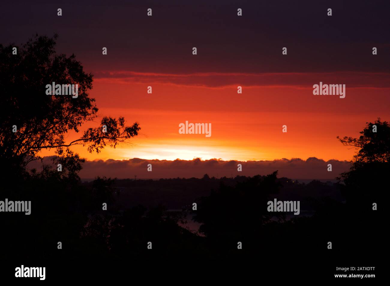 Lever de soleil coloré à Anchieta, État de Espirito Santo, Brésil Banque D'Images