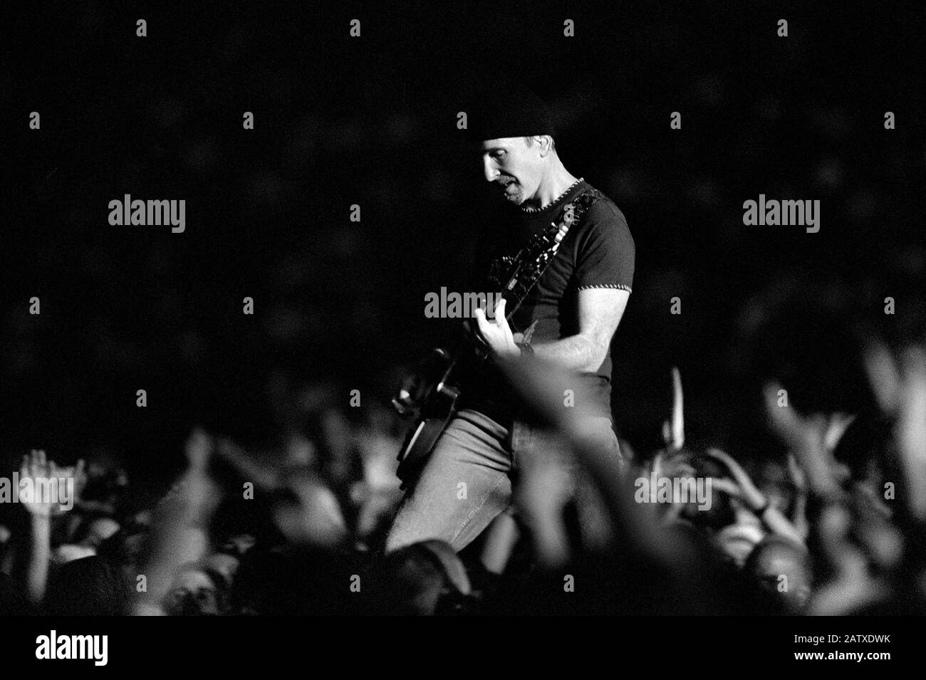 Torino Italie 11/07/2001, concert live de l'U2 au stade Delle Alpi :The Edge pendant le concert Banque D'Images