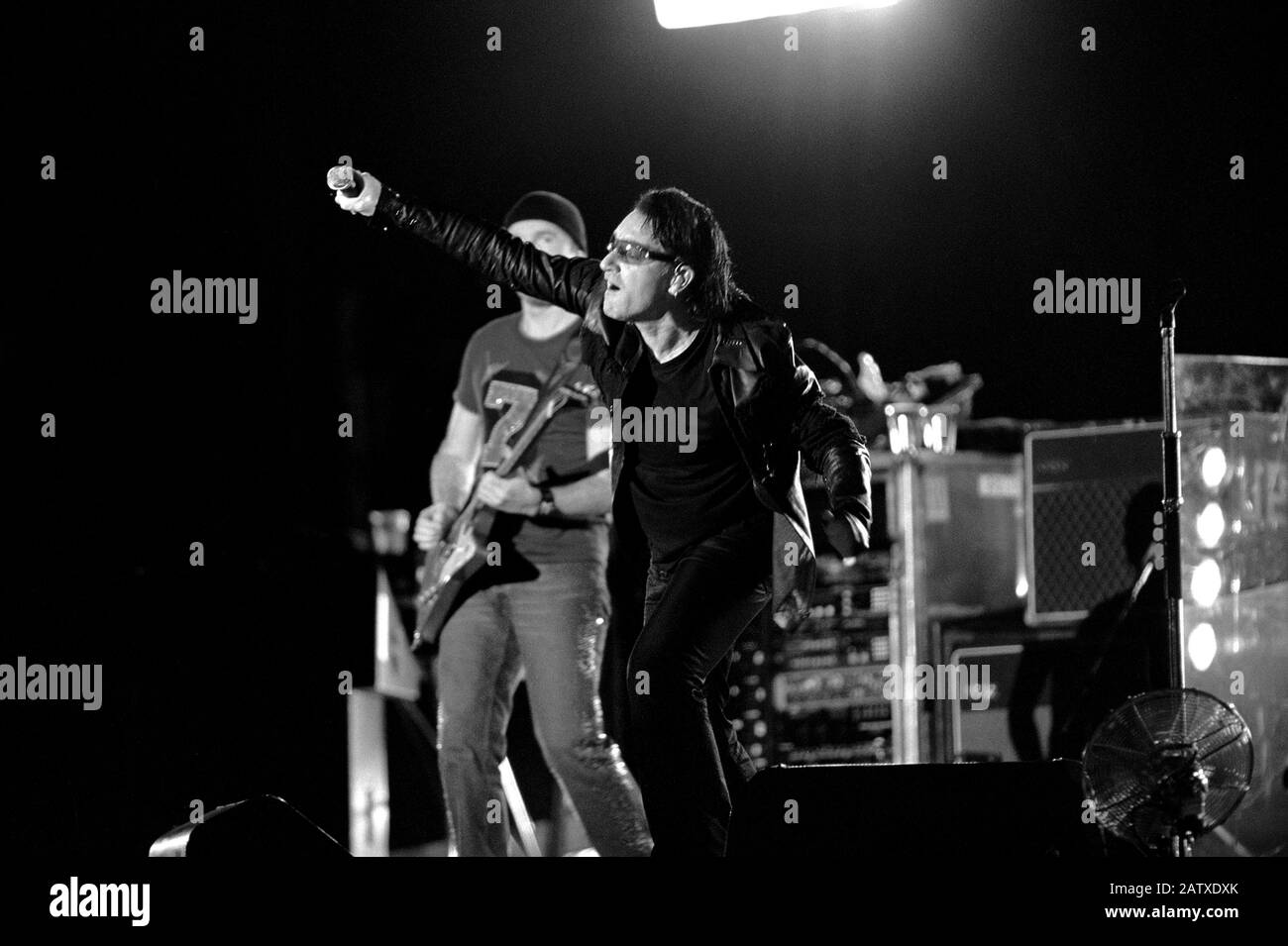 Torino Italie 11/07/2001, concert live de l'U2 au stade Delle Alpi : le chanteur Bono pendant le concert Banque D'Images