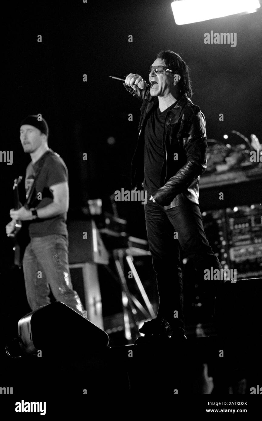 Torino Italie 11/07/2001, concert live de l'U2 au stade Delle Alpi : le chanteur Bono pendant le concert Banque D'Images