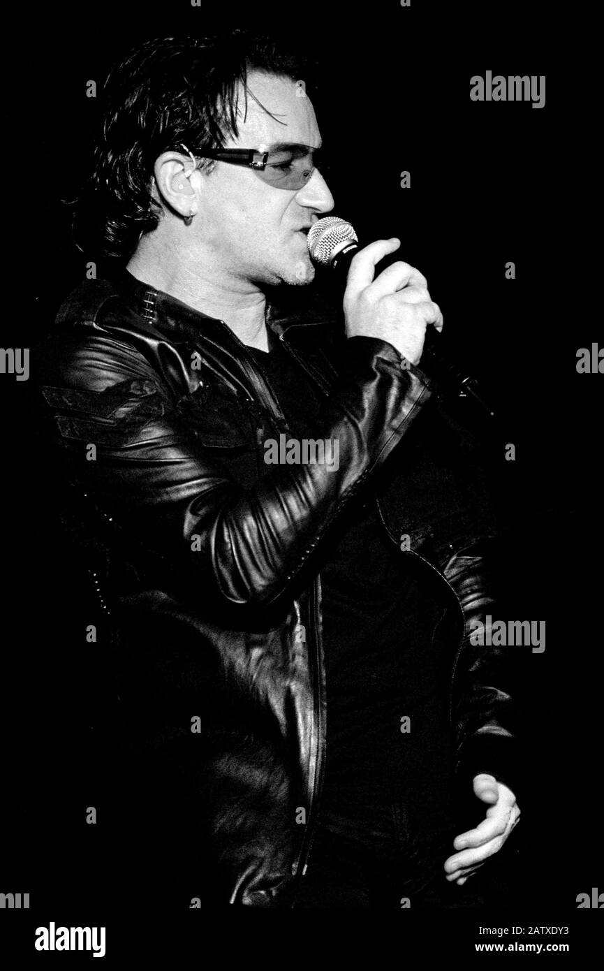 Torino Italie 11/07/2001, concert live de l'U2 au stade Delle Alpi : le chanteur Bono pendant le concert Banque D'Images